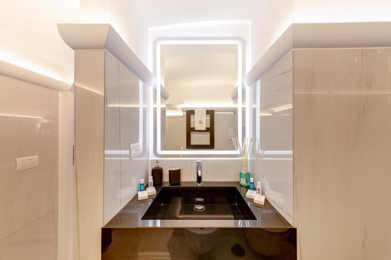 S&T Luxury House In Plebiscito Square Appartement Napels Buitenkant foto