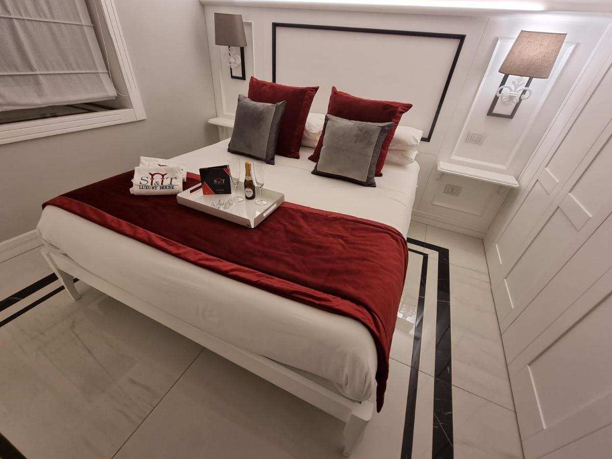 S&T Luxury House In Plebiscito Square Appartement Napels Buitenkant foto